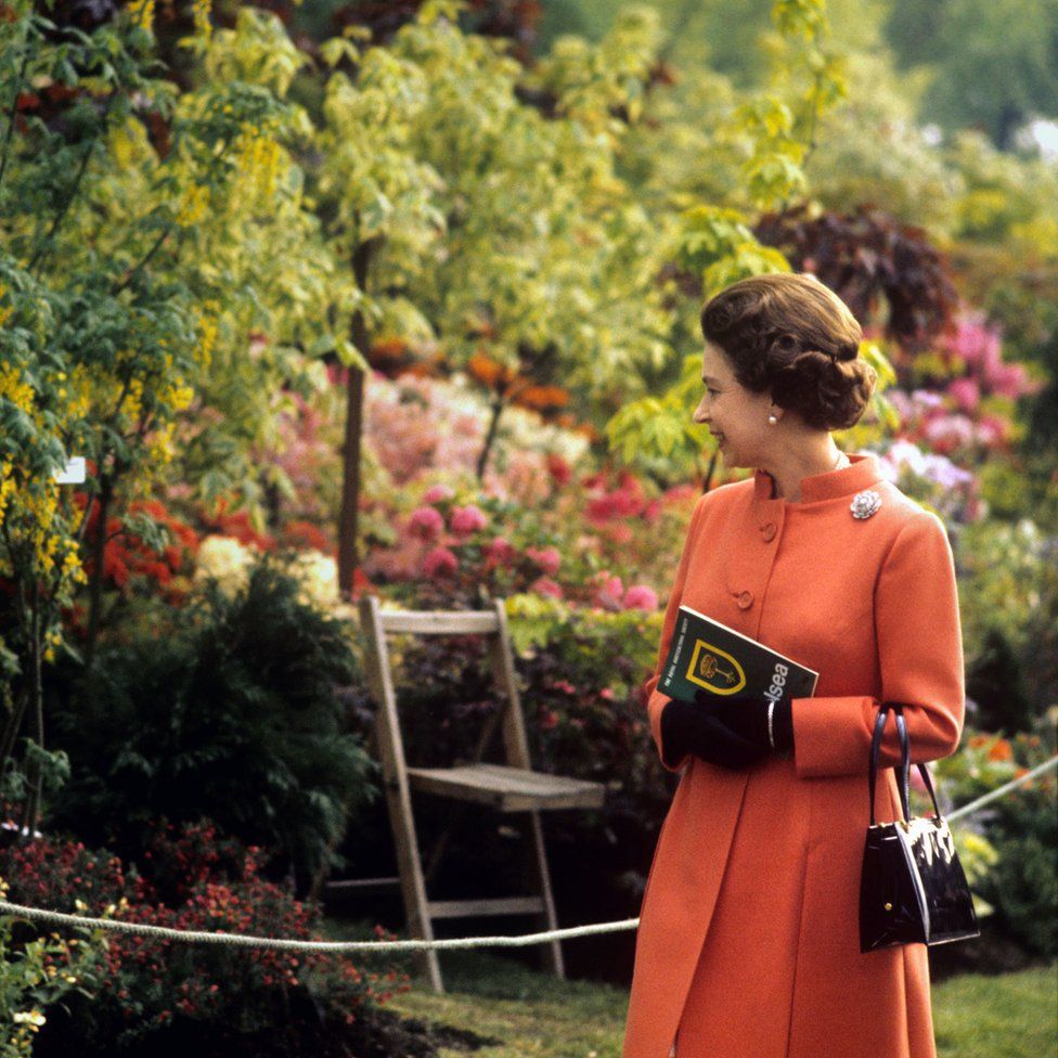 Королева Елизавета II во время своего визита на Цветочную выставку Челси в Лондоне