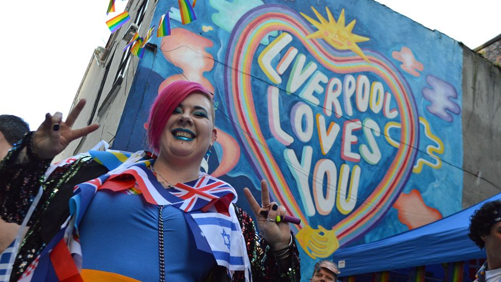 Поклонница Евровидения Кара возле бара Masquerade в Ливерпуле перед финалом Евровидения