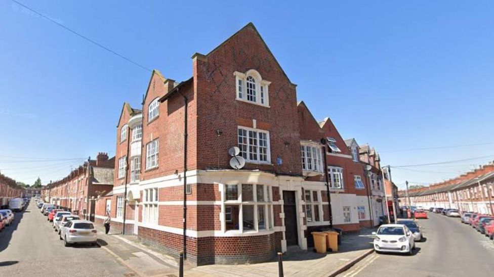 Traffic fears raised as plans for Leicester pub approved - BBC News