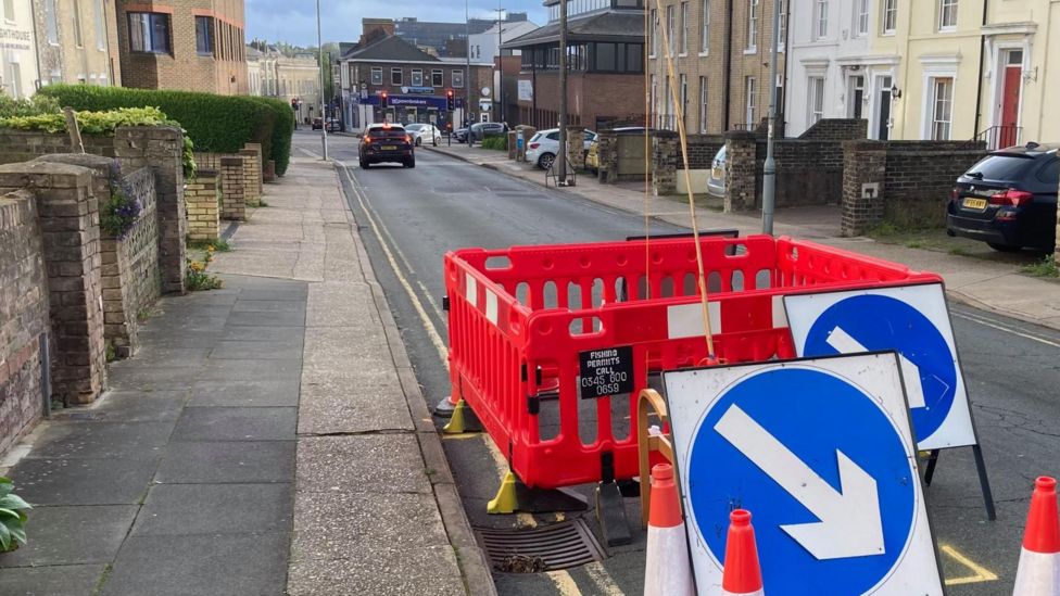 Ipswich sinkhole neighbours mock up 'Arctic' fishing rod scene at site ...