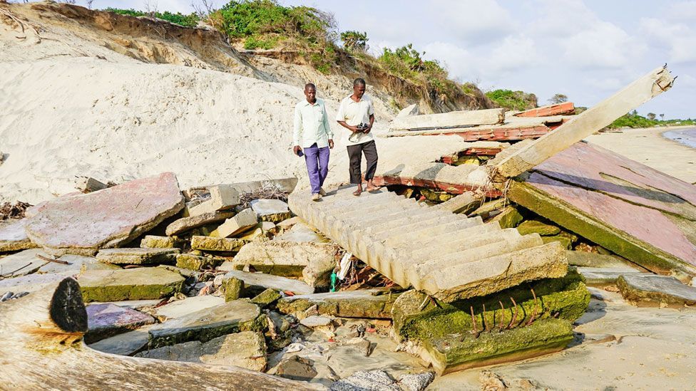 A collapsed house in Kipini by the beach in Kenya