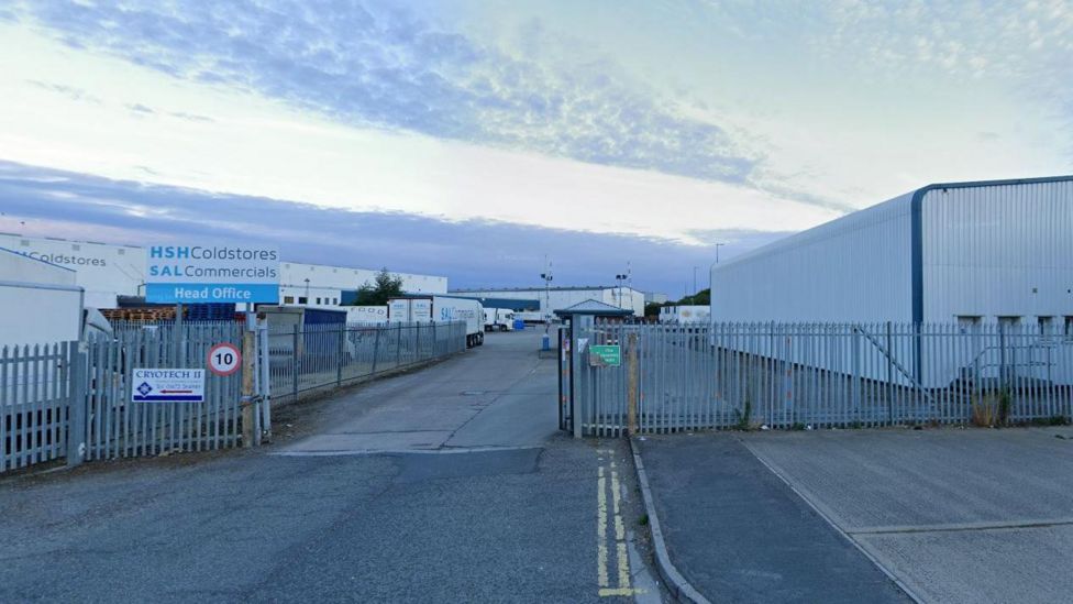 Grimsby HSH Cold Stores s﻿eafood storage firm wins £5m boost BBC News