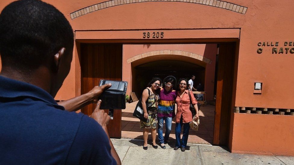 Туристы позируют для снимка перед домом покойного колумбийского писателя и лауреата Нобелевской премии Габриэля Гарсиа Маркеса (1927-2014) в Картахене, Колумбия, 22 мая 2106 г.