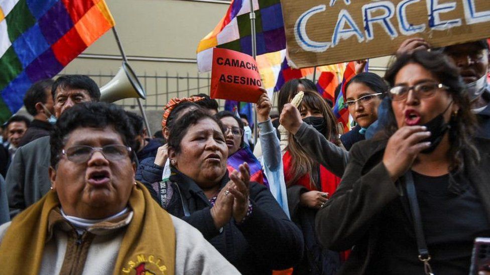 Люди собираются, чтобы поддержать задержание Луиса Фернандо Камачо, губернатора Санта-Крус и видного лидера оппозиции, полицией Боливии возле здания генерального прокурора Боливии в Ла-Пасе