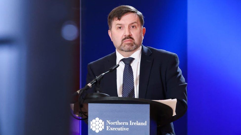 El ministro de Salud, Robin Swan, habló en una conferencia de prensa en Stormont.