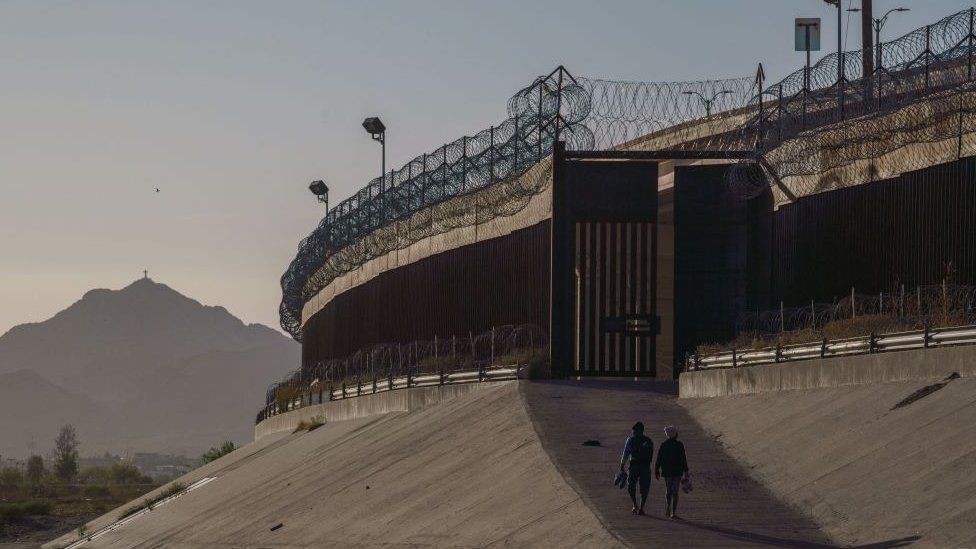 Пограничный барьер возле Эль-Пасо в 2022 году