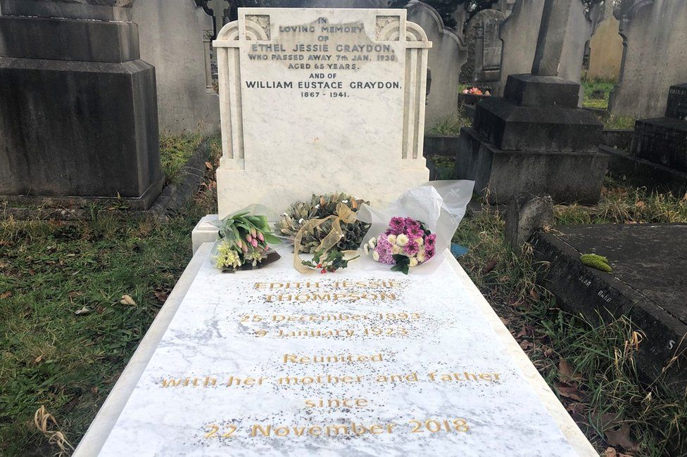 Edith Thompson's grave with flowers laid upon it