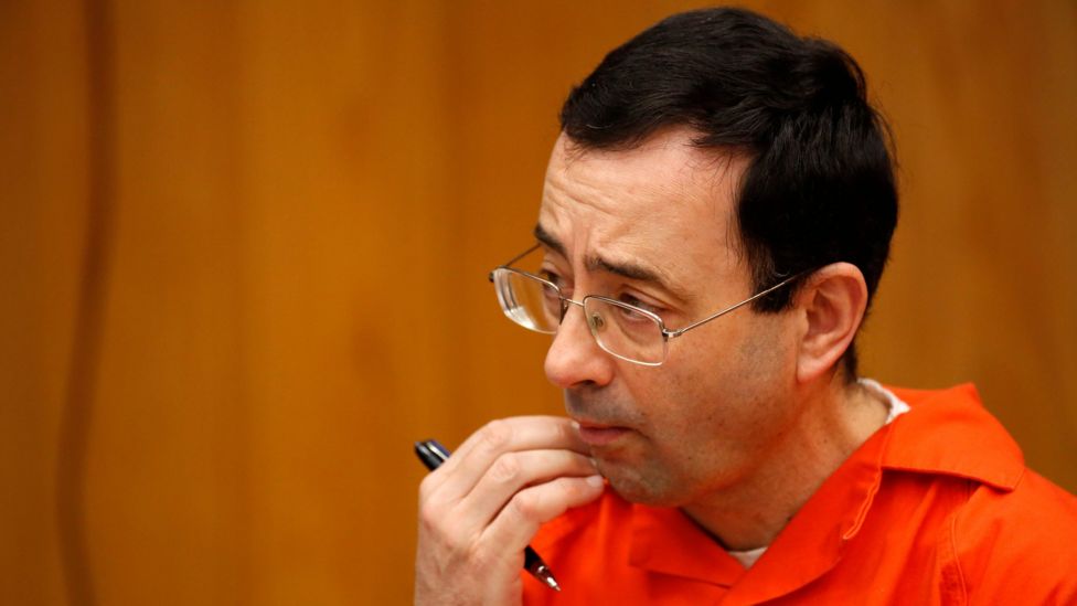 Larry Nassar: Father lunges at disgraced US doctor - BBC News