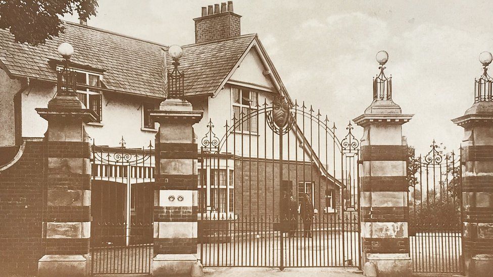 The Welsh Metropolitan War Hospital's lodge and entrance