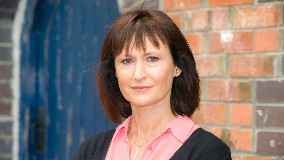 Sharon Roberts sy'n Ateb y Galw yr wythnos yma BBC Cymru Fyw