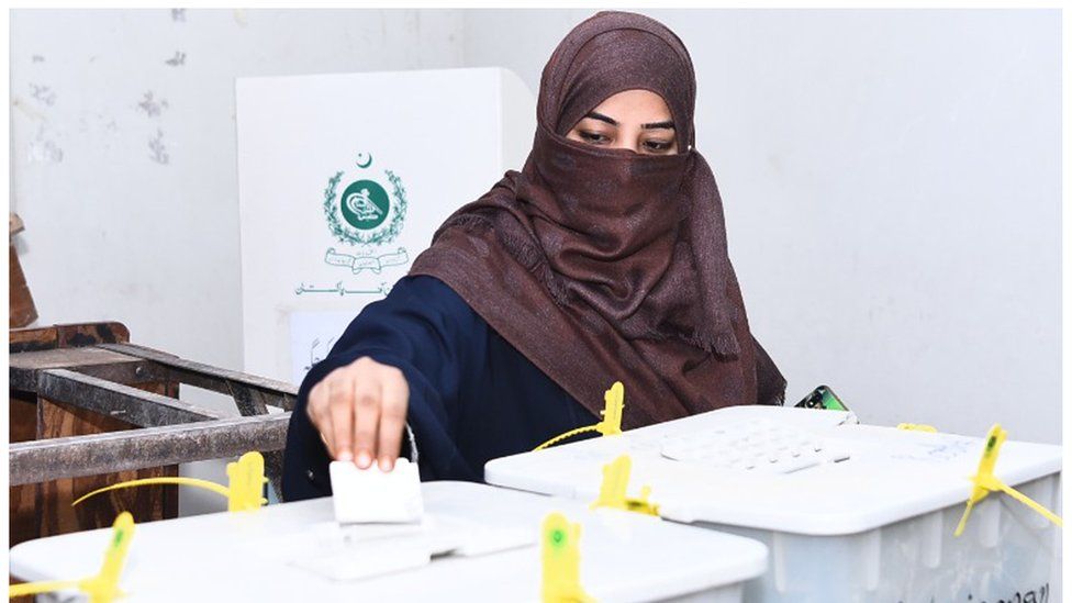 A Pakistani woman casts her vote