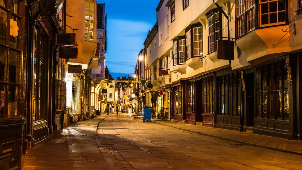 One-way pedestrian system for post-lockdown York - BBC News