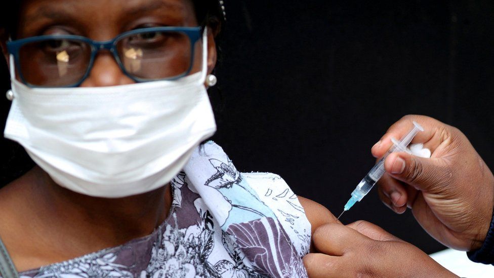 Медицинский работник проводит вакцинацию против коронавирусной болезни Джонсона и Джонсона (COVID-19) женщине в Хоутоне, Йоханнесбург, Южная Африка, 20 августа 2021 г.