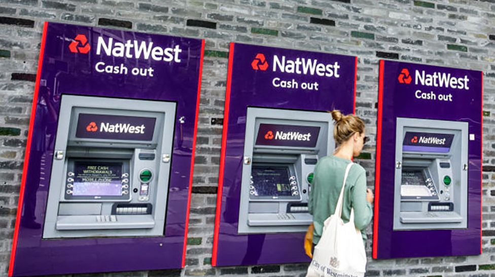 Женщина у банкомата NatWest