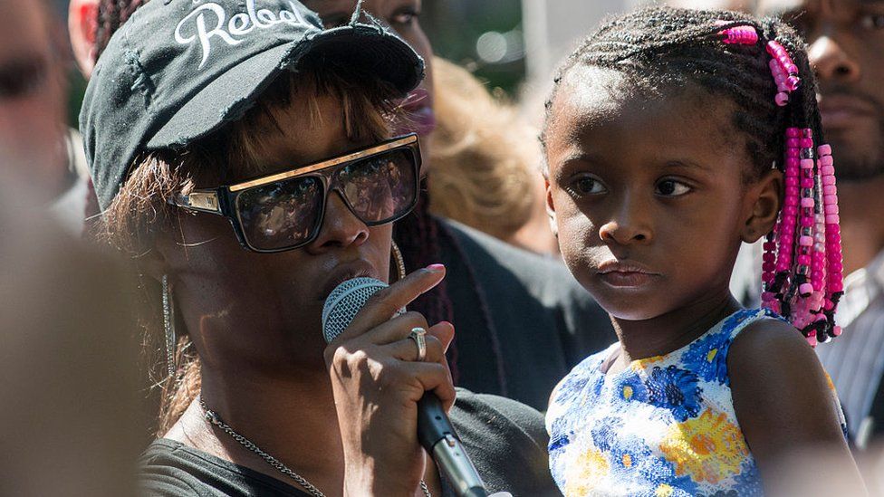 Diamond Reynolds speaks to a crowd outside the Governor's Mansion on July 7, 2016 in St. Paul, Minnesota.