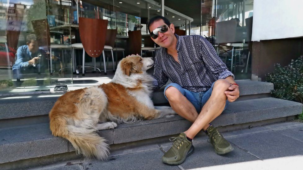 Fernando Kushner pets Choco