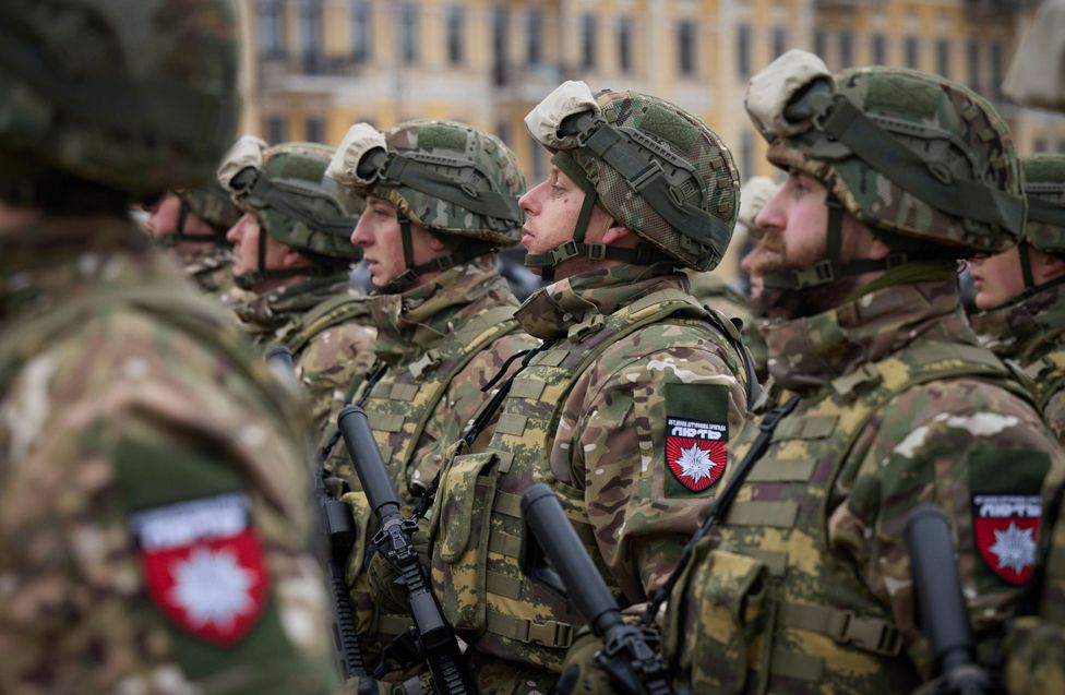 Военнослужащие стоят по стойке смирно во время церемонии, посвященной первой годовщине российского вторжения в Украину, на фоне нападения России на Украину, в Киеве, Украина, 24 февраля 2023 г.