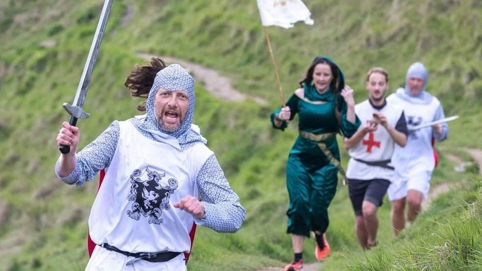 Andy Mutter running a marathon dressed as King Arthur