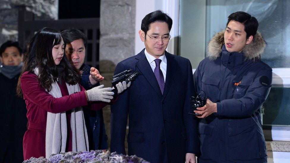 Lee Jae-yong leaves the detention centre in Seoul (19 Jan 2017)