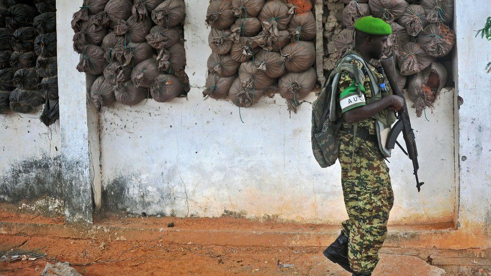 Бурундийский солдат в патруле