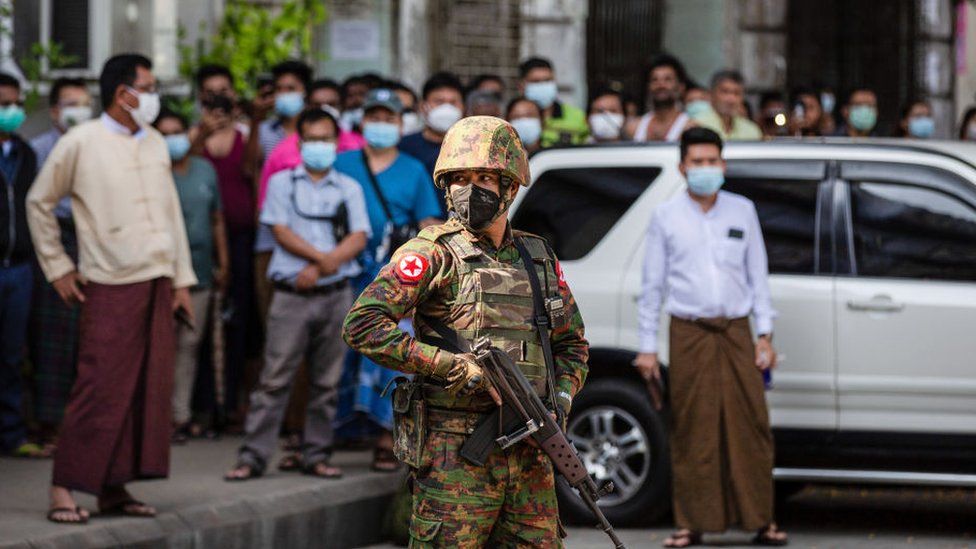 Солдат стоит на страже в Янгоне