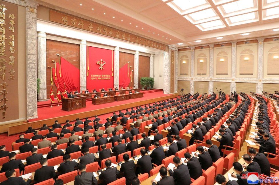 Северокорейский лидер Ким Чен Ын председательствует на заседании 4-го пленарного заседания 8-го Центрального комитета правящей Рабочей партии, на этой фотографии, опубликованной 29 декабря 2021 года Центральным информационным агентством Северной Кореи ( KCNA)