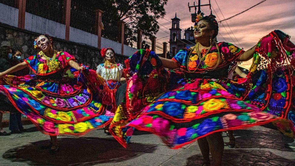 Женщины из числа коренного населения танцуют на параде в Сан-Кристобаль-де-лас-Касас, штат Чьяпас, 31 октября