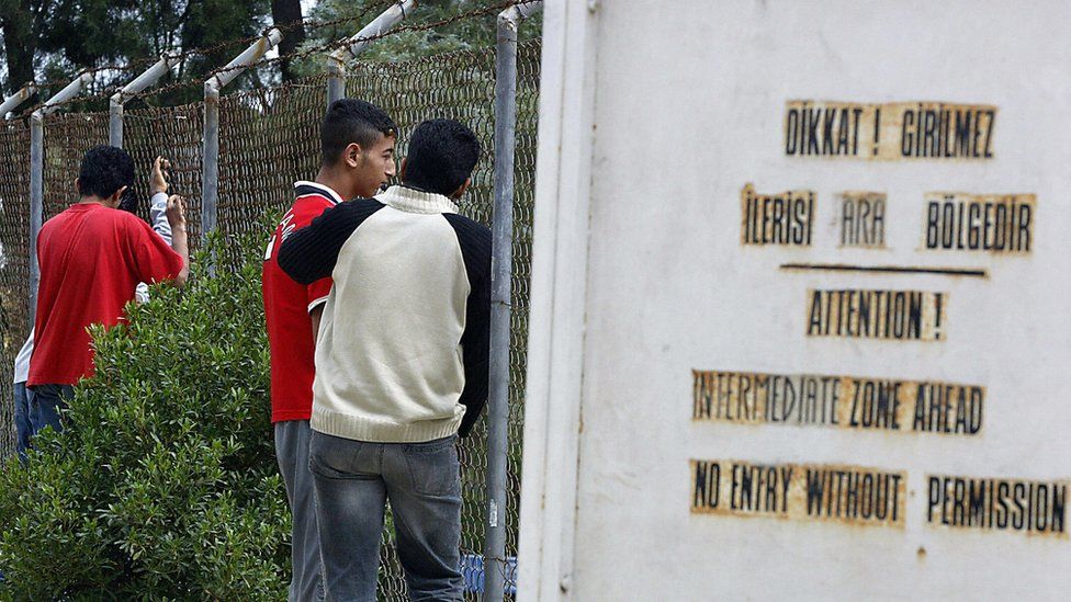 Turkish Cypriots at border fence, 24 Apr 04