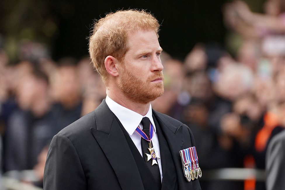 Герцог Сассекский следует за гробом королевы Елизаветы II во время торжественного шествия из Букингемского дворца в Вестминстер-холл 14 сентября 2022 года