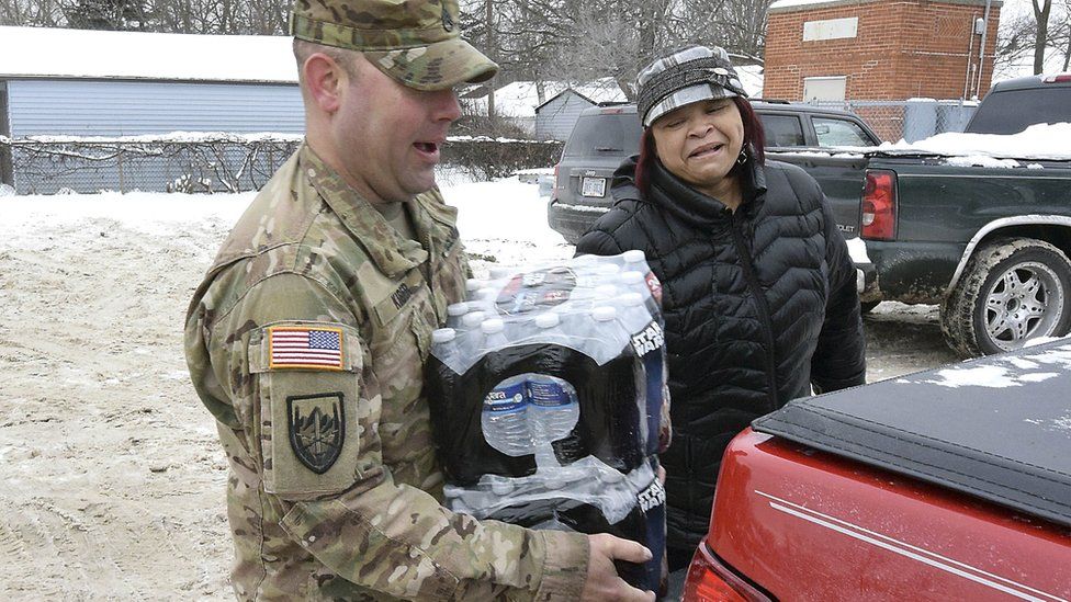 Michigan seeks US government aid in water crisis - BBC News