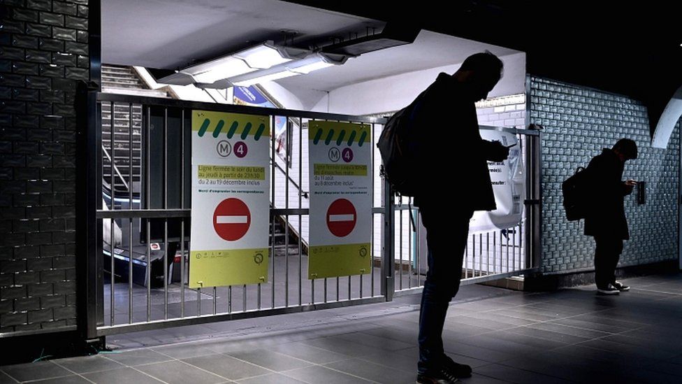 Пассажиры стоят перед закрытыми воротами станции метро Châtelet в Париже, 10 декабря 2019 г.