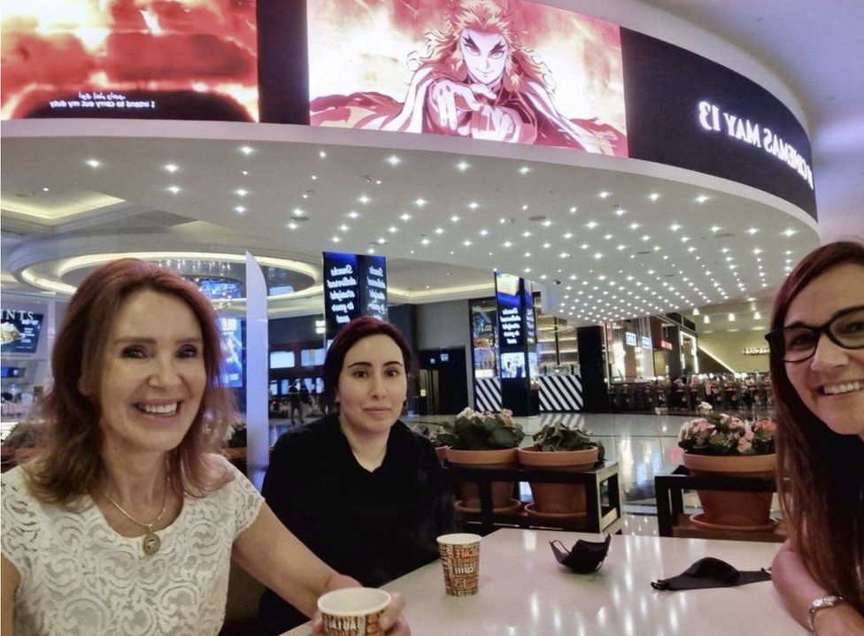 Фотография, размещенная на этой неделе в двух публичных аккаунтах в Instagram, изображает принцессу Латифу, дочь правителя Дубая, которую не видели и не слышали уже несколько месяцев, с двумя другими женщинами