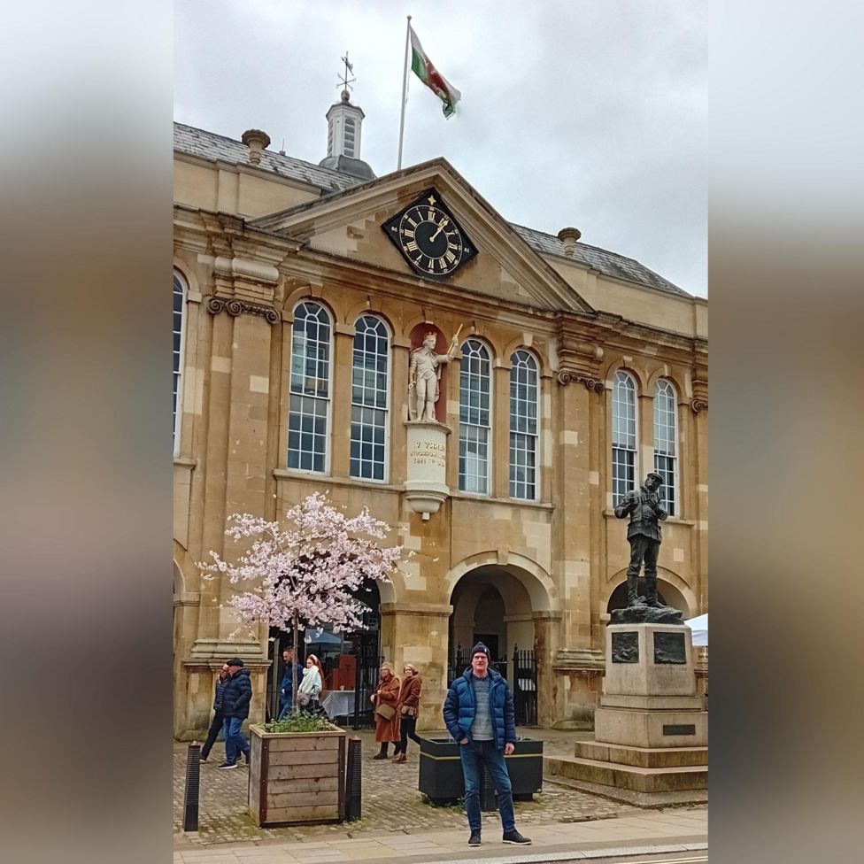 Hedfan y Ddraig Goch ar neuadd sirol Mynwy ar ôl cwynion - BBC Cymru Fyw