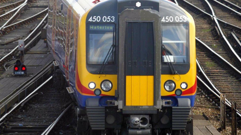 A train coming into Clapham Junction station
