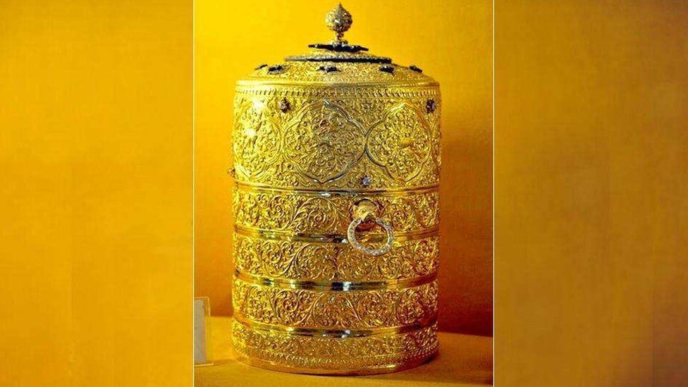 A picture of the five-tier gold lunchbox