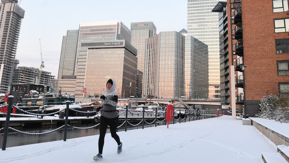 This fearless jogger pounds through Canary Wharf