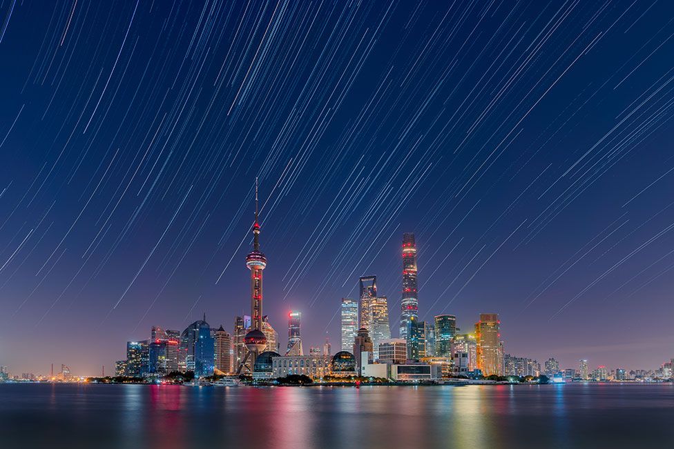 Изображение звезд над горизонтом города Луцзяцзуй в Китае