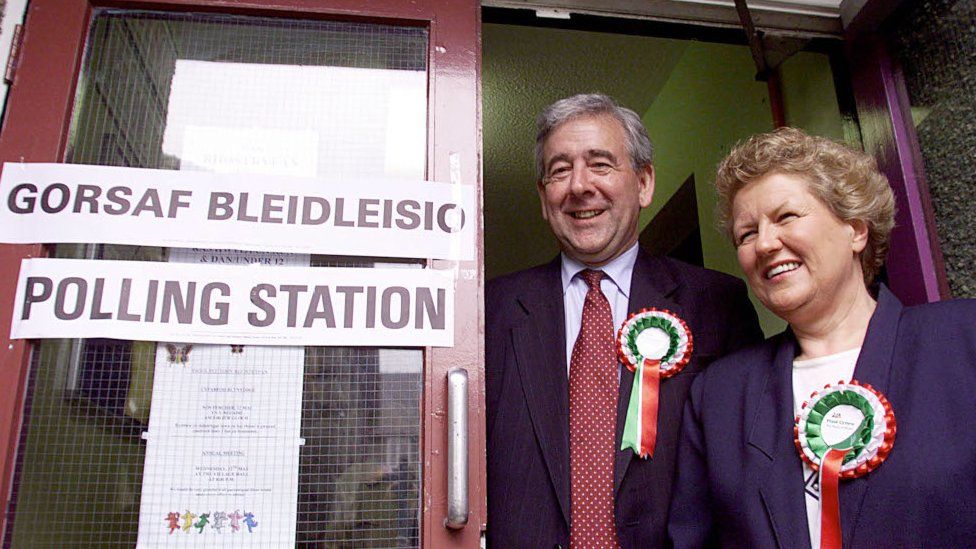 Dafydd Wigley and his wife Elinor at a polling station for the 1999 Assembly election