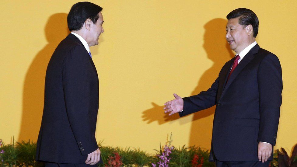 Taiwan's Ma Ying-jeou and China's Xi Jinping shake hands in Singapore (7 November)