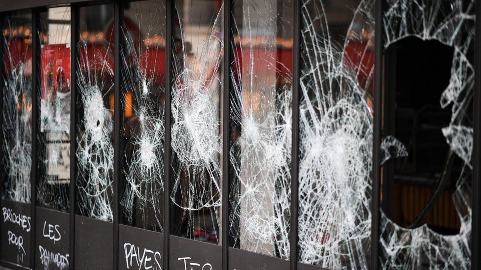 Broken shop windows in Paris on 9 December 2018