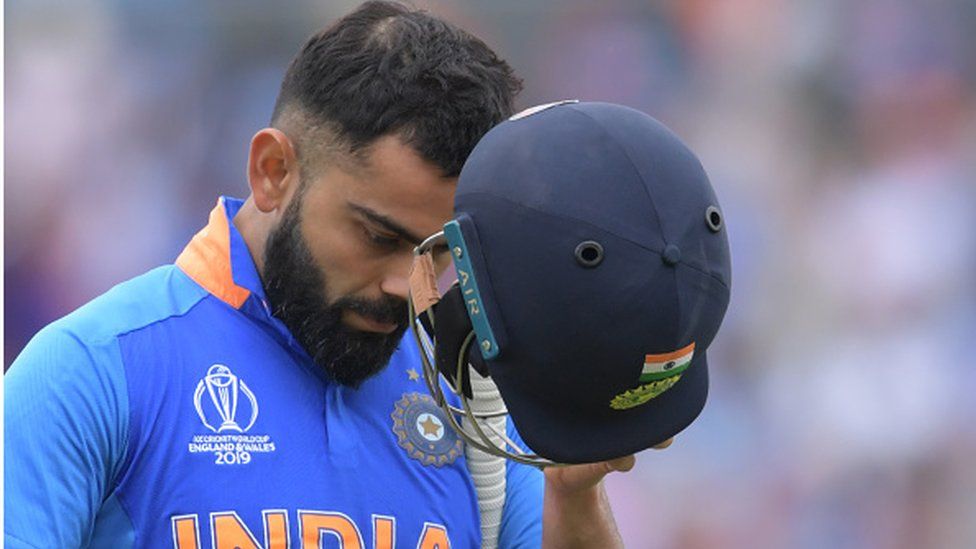 Капитан сборной Индии Вират Кохли покидает поле после потери калитки в первом заезде во время первого полуфинала чемпионата мира по крикету 2019 года между Новой Зеландией и Индией на «Олд Траффорд» в Манчестере, на северо-западе Англии, 10 июля 2019 года