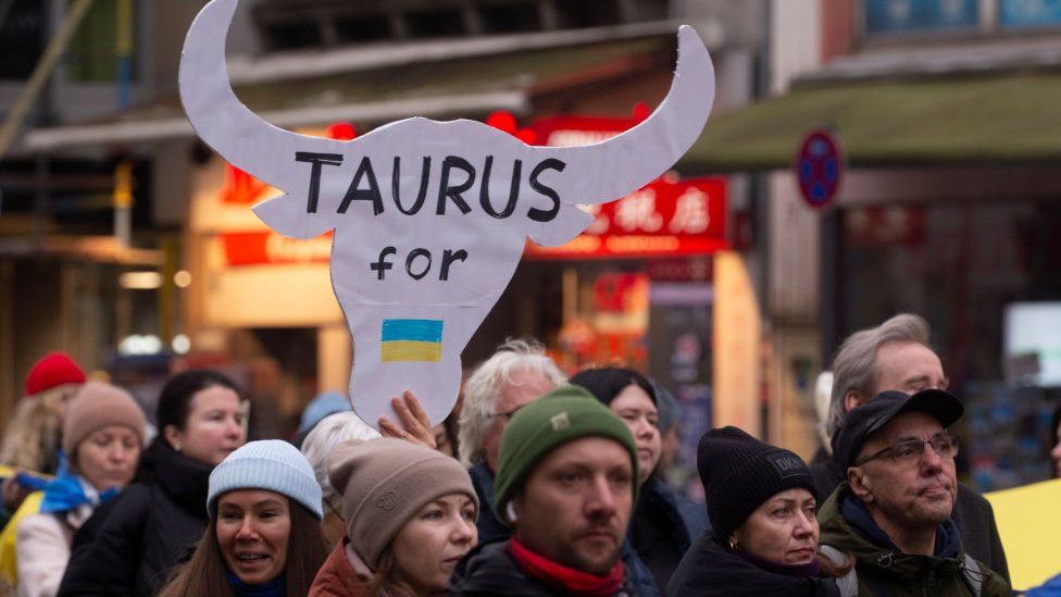 Germans call on their government to arm Ukraine with Taurus missiles in a march in Cologne