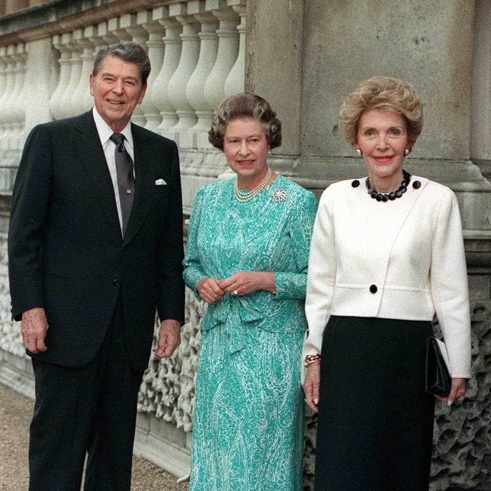 Королева Елизавета II (в центре) с президентом США Рональдом Рейганом и его женой Нэнси в Букингемском дворце в Лондоне. Королева и бывшая кинозвезда разделяли любовь к лошадям, и однажды их вместе сфотографировали в Виндзоре.