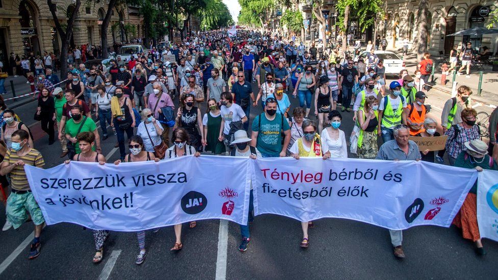 Budapest protest against China's Fudan University campus - BBC News