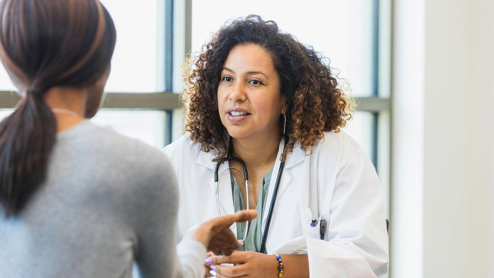 A female doctor with patient