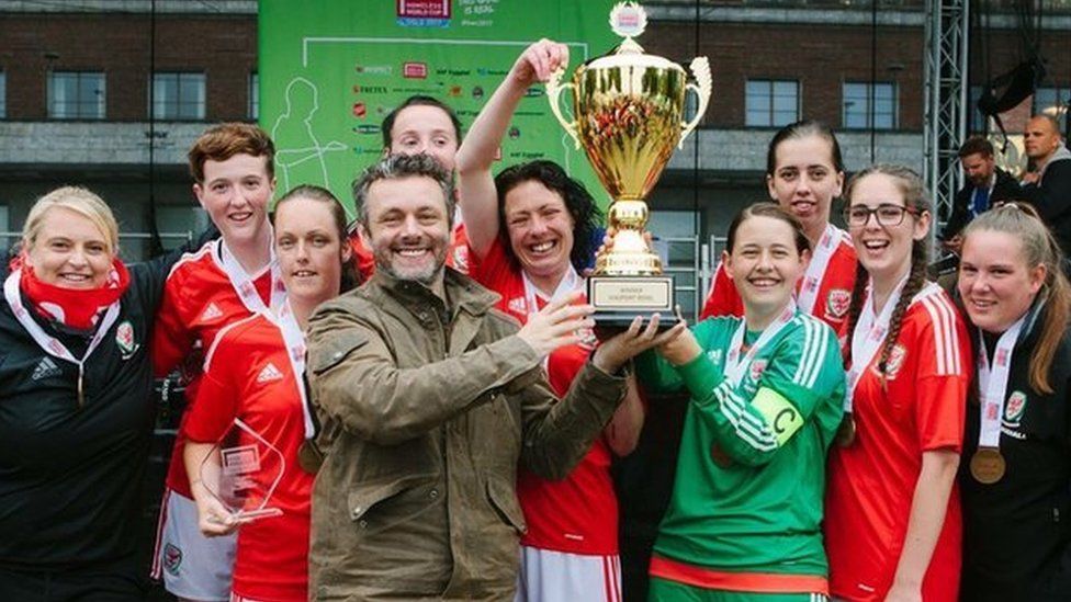 Michael Sheen and the Wales women's team in 2017