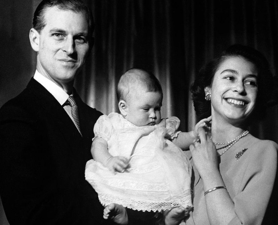 Принцесса Елизавета и герцог Эдинбургский держат на руках первенца принца Чарльза, которому 6 месяцев