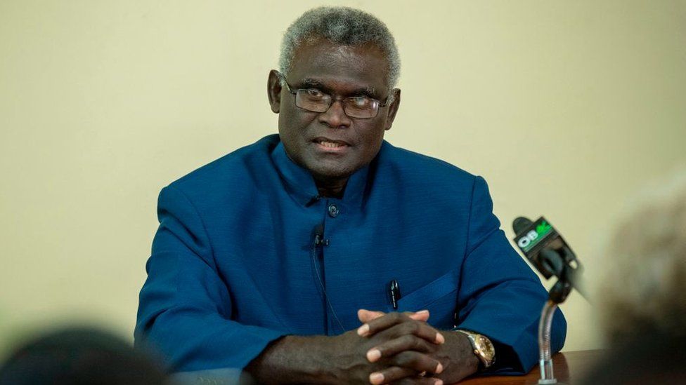 Политик-ветеран Манассия Согаваре выступает на пресс-конференции в здании парламента в Хониаре, Соломоновы острова, 24 апреля 2019 года.