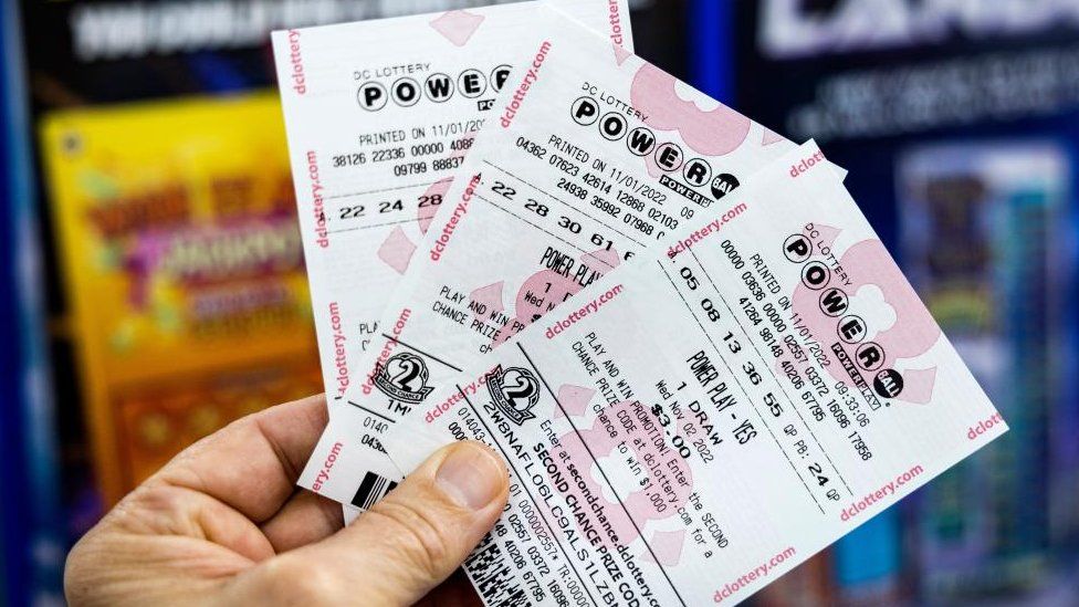 На фото показаны билеты Powerball в магазине Rodman's Discount Gourmet в Вашингтоне, округ Колумбия, США, 1 ноября 2022 г.