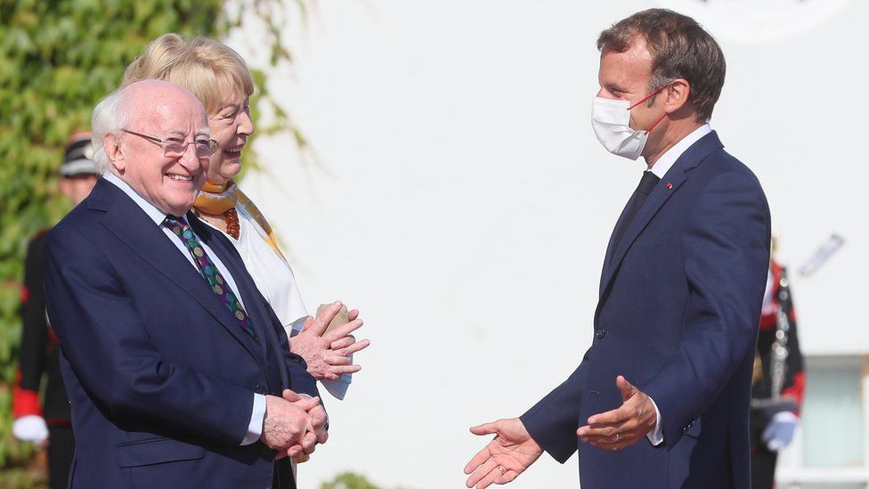 Майкл Д. Хиггинс, президент Ирландии, со своей женой Сабиной Койн, встречаются с президентом Франции Эммануэлем Макроном (справа) в Арас-ан-Уахтарайн, Дублин,